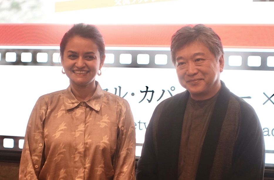 第37回東京国際映画祭の交流ラウンジで語るインドのパヤル・カパーリヤー、是枝裕和両監督＝山田あゆみ撮影