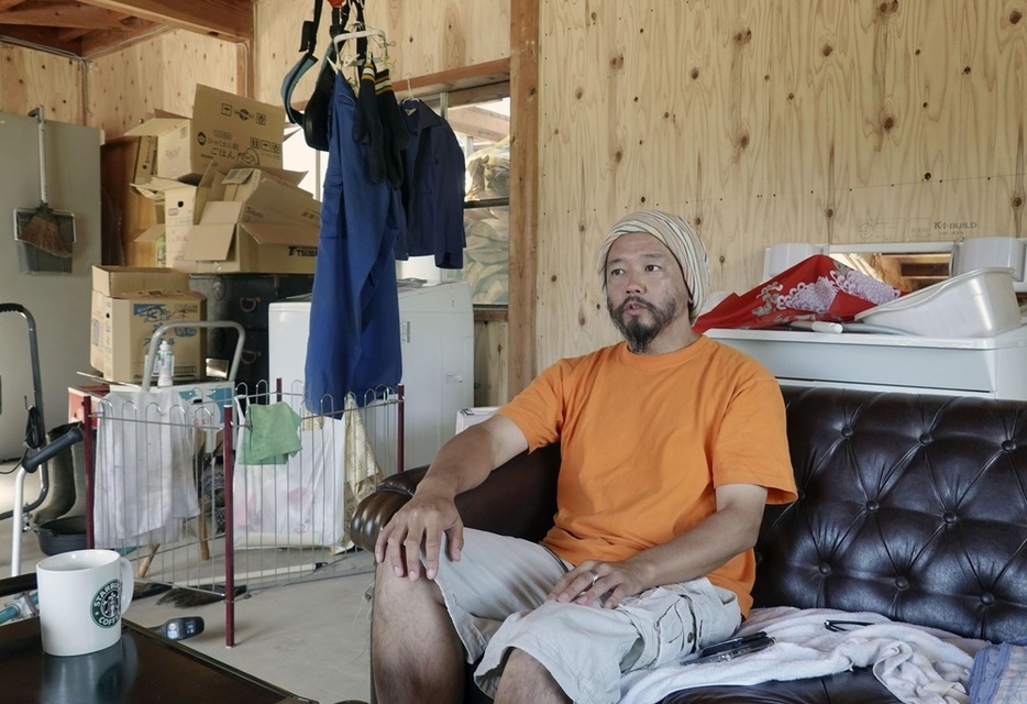 改装中の納屋で奥能登の窮状を話す中川生馬さん＝10月13日、石川県穴水町