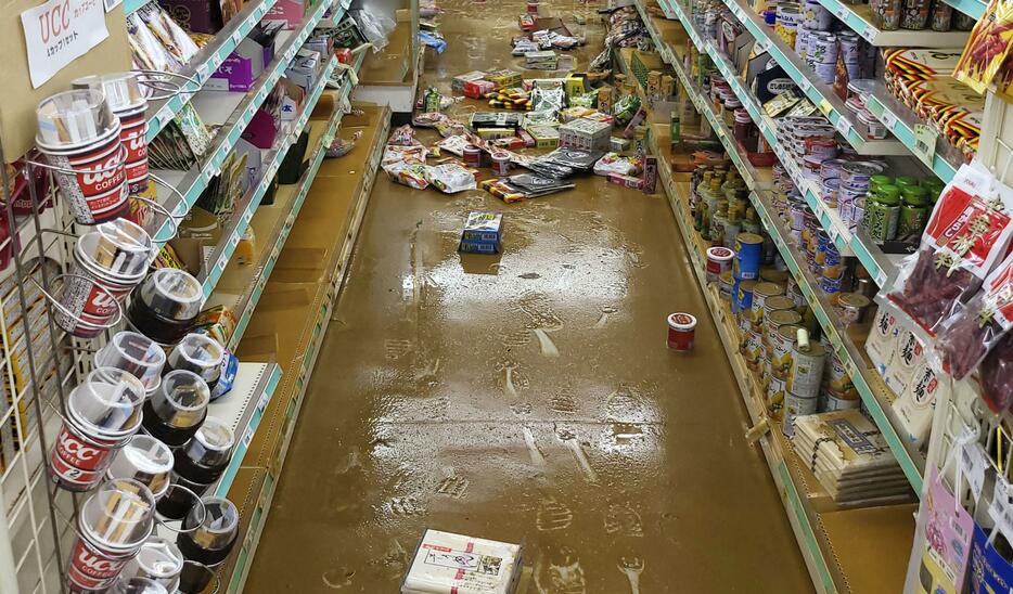 大雨による浸水被害を受けた鹿児島県・与論島のスーパー＝9日午前（スーパートップ茶花本店提供）