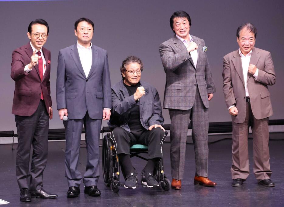 　トークショーの最後に記念写真に納まる（右から）若林アナウンサー、小橋建太、天龍源一郎、川田利明、福沢アナウンサー