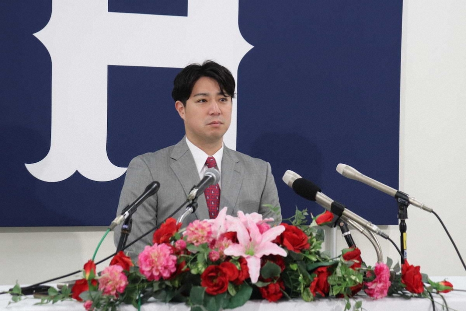 就任会見に臨んだ広島・野村祐輔氏