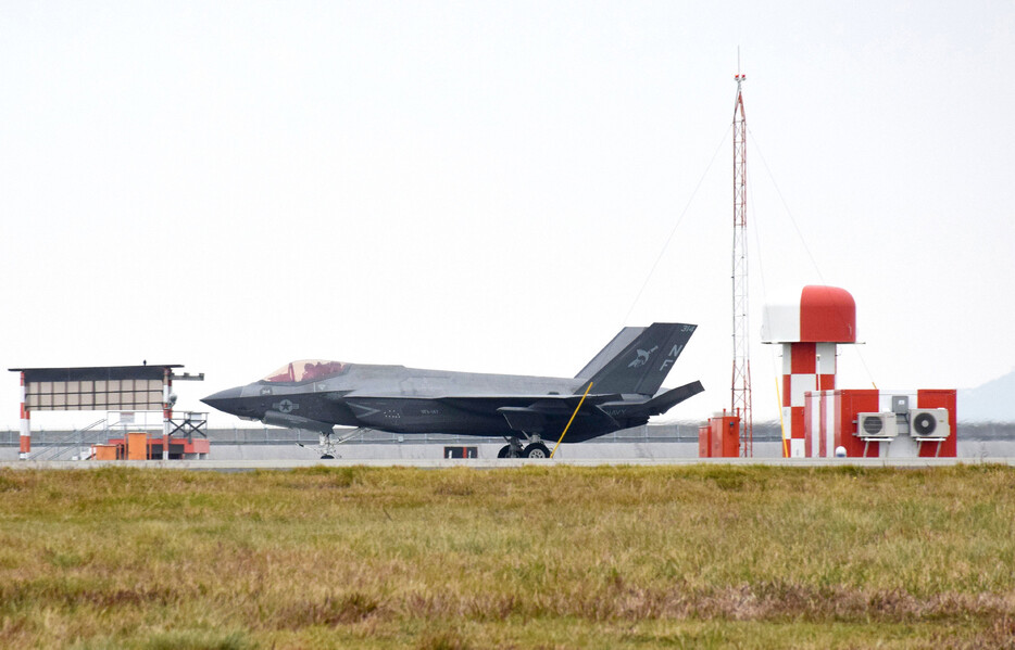 米軍岩国基地に到着する最新鋭ステルス戦闘機Ｆ３５Ｃ＝１７日、山口県岩国市