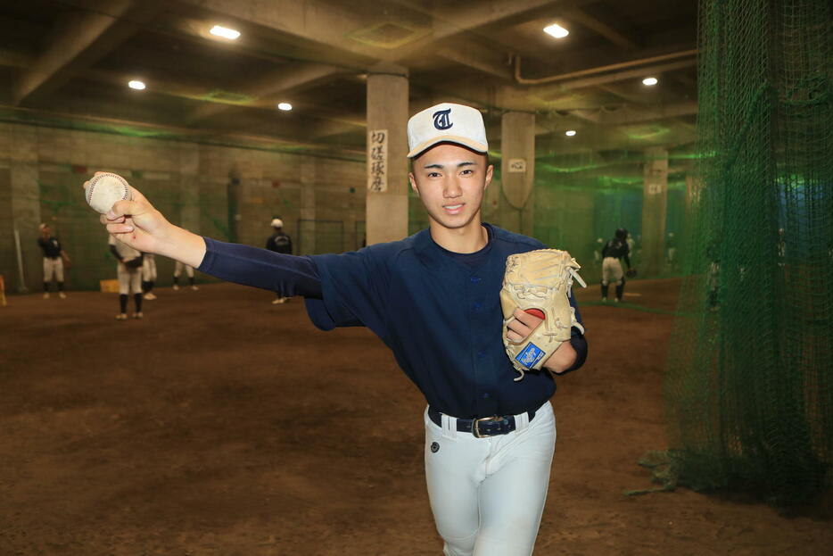 明治神宮大会のメンバーとして初めて背番号を手にした東海大札幌の河内