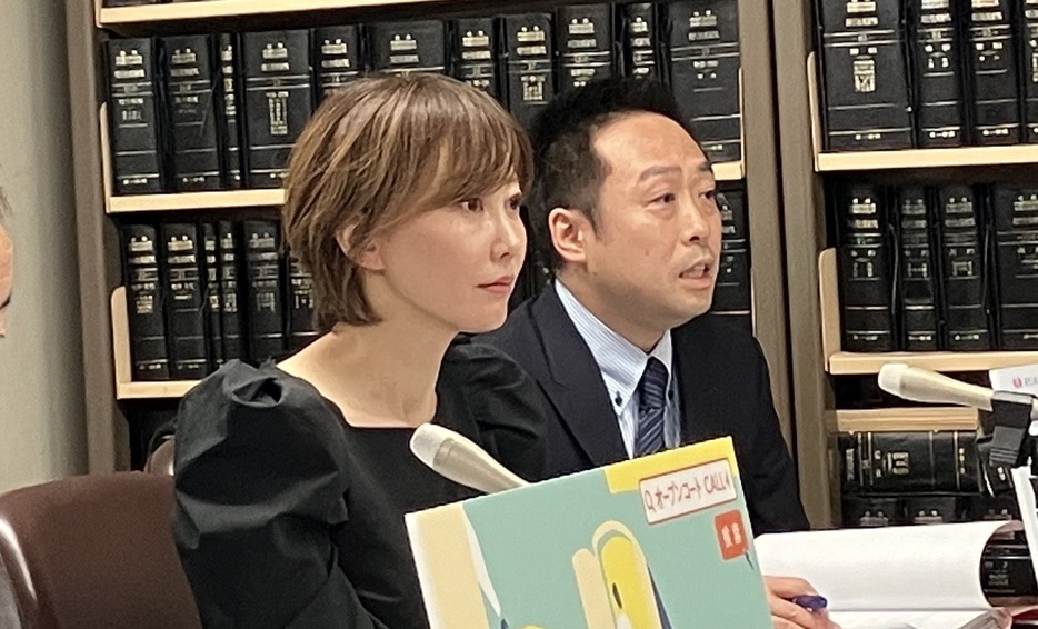 「法廷警察権を行使する際の基準を示してほしい」と話す代理人の亀石弁護士（左）と水野弁護士