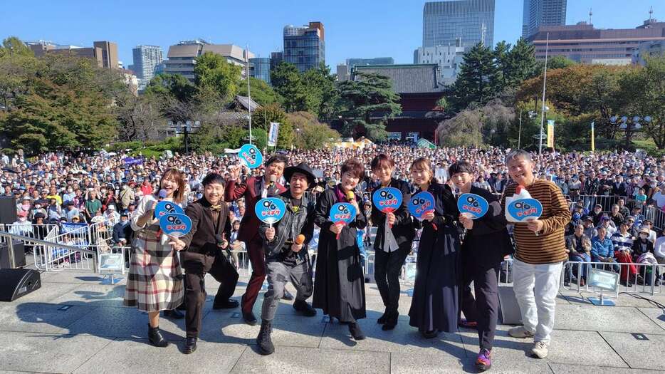 浜祭を盛り上げた川中美幸（中央）ら＝東京・芝公園