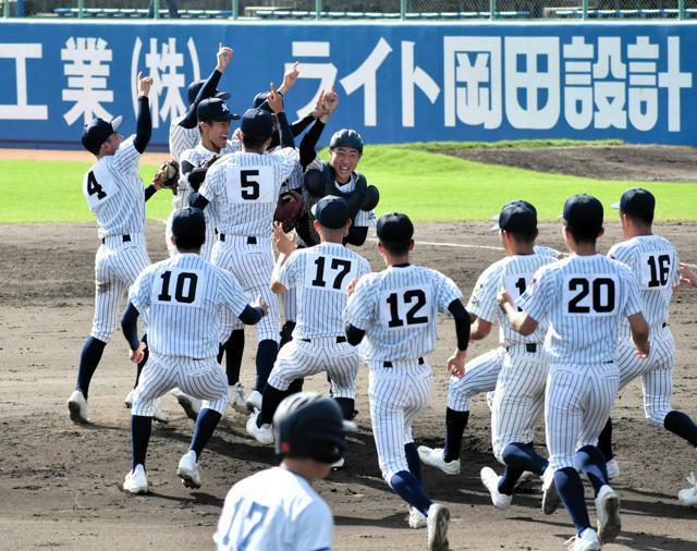 第77回秋季四国地区高校野球大会の決勝で、最後の打者を打ち取り、マウンド付近に集まって喜ぶ明徳義塾の選手たち=2024年11月4日午後0時43分、高知県立春野、蜷川大介撮影