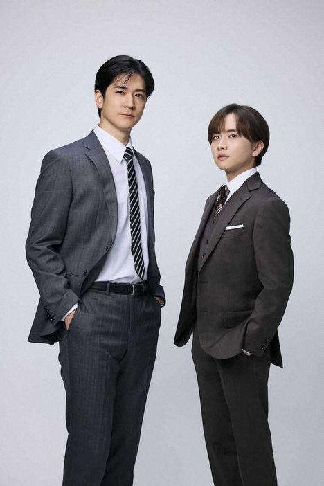 来年1月期のフジテレビ系ドラマ「秘密～THE　TOP　SECRET～」でダブル主演する板垣李光人（右）と中島裕翔