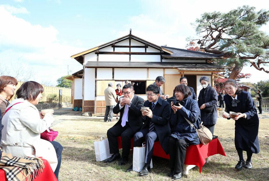 一般公開を記念し、町が開いた茶会で抹茶を楽しむ来館者