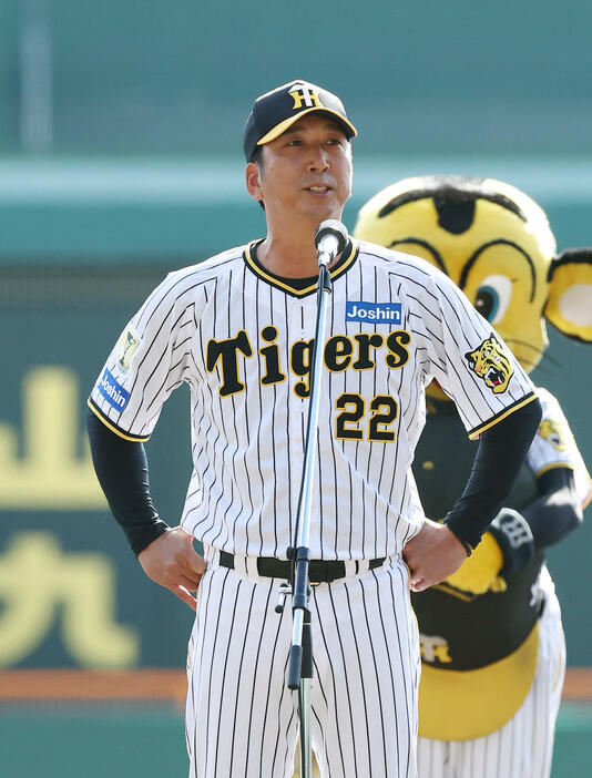 オープニングであいさつする阪神藤川監督（撮影・前田充）