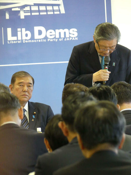 衆院選を受けた両院議員総会でうつむきながらあいさつする自民党の森山裕幹事長。左は石破茂首相（撮影・中山知子）