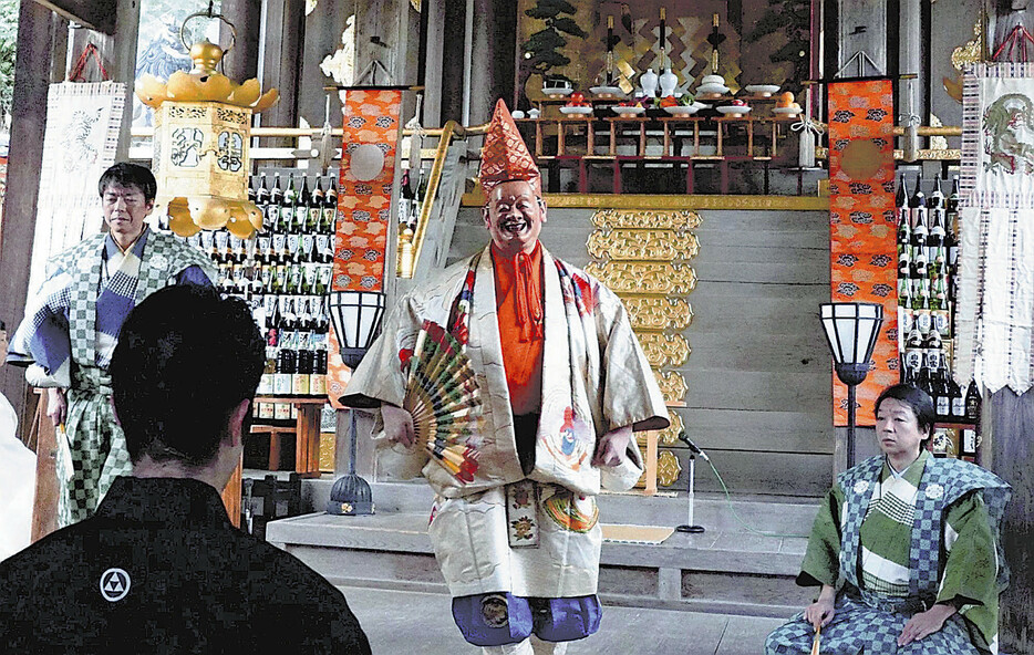 奉納された狂言「福の神」（京都市西京区で）