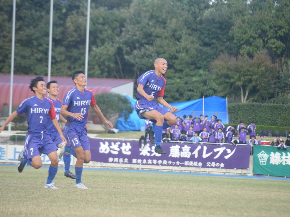 勝利を喜ぶ飛龍の選手たち