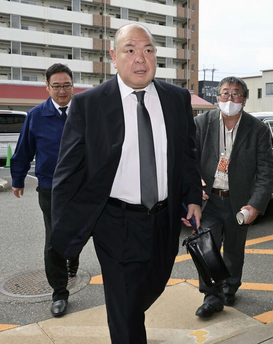 福岡国際センターに入る日本相撲協会の八角理事長＝21日午後、福岡市