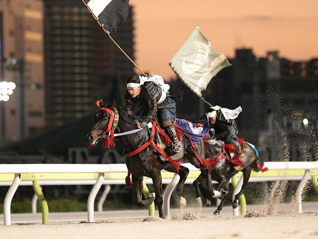 5年ぶりに大井競馬場で行われた「相馬野馬追甲冑競馬」(C)netkeiba