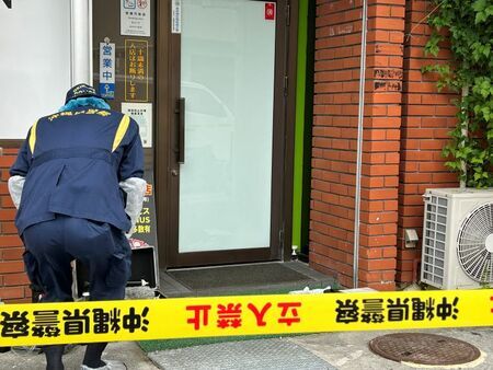 現場の喫茶店を調べる捜査員＝22日午後3時19分、沖縄県与那原町