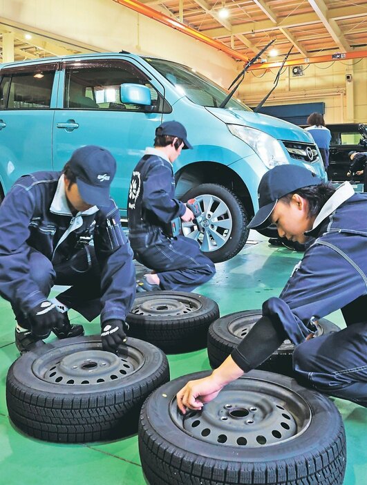 冬用タイヤに交換する学生＝富山自動車整備専門学校