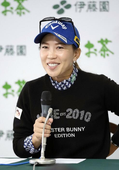 記者会見で第一線から退く意向を明らかにした上田桃子＝7日、グレートアイランドC