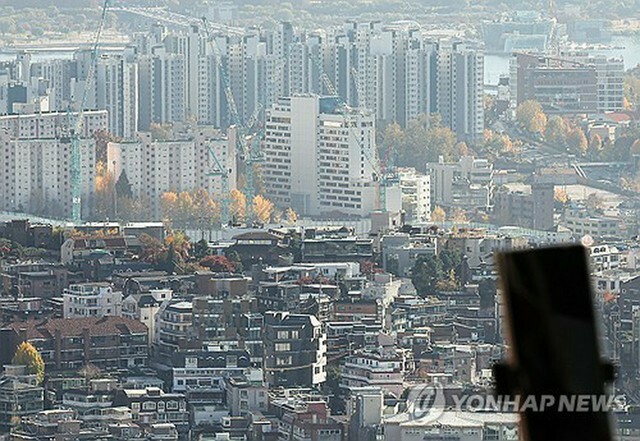 ソウル・南山から望む市内のマンション群＝（聯合ニュース）