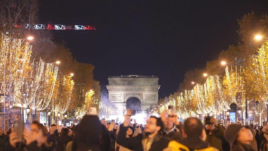 仏・パリのシャンゼリゼ通り Xmasイルミネーション始まる