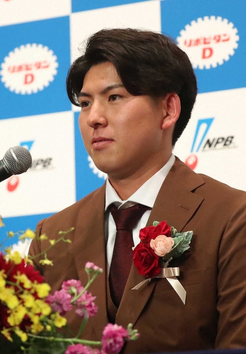 ＜NPB　AWARDS　2024＞新人賞を受賞し会見する西武・武内　（撮影・村上　大輔）