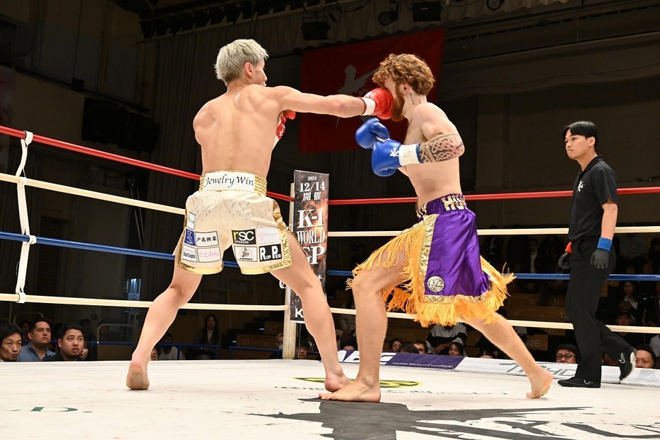 里見がカウンターで右を合わせダウンを奪う（撮影・蔦野裕）