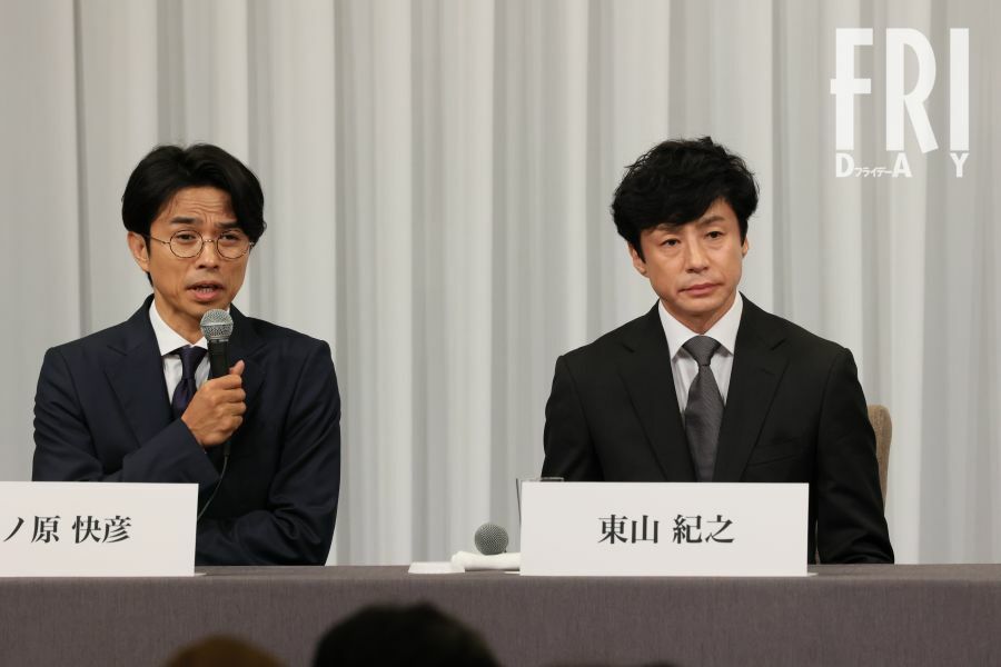 謝罪会見に出席した東山紀之氏（右）と井ノ原快彦氏（左）