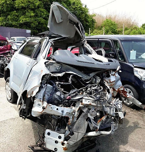 事故で大破した小柳さんの車（遺族提供）