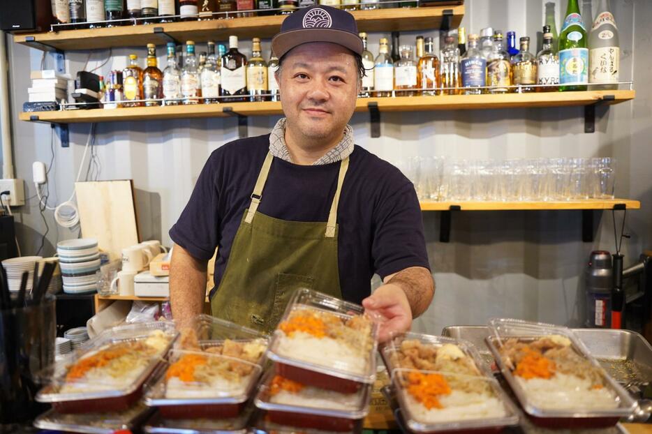 北部豪雨で被災した地域住民に「100円弁当」を提供したかねやん食堂オーナーシェフの金子竜太さん＝12日、東村平良