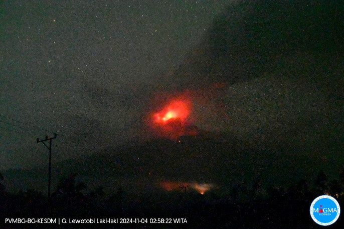 ３日未明に噴火したインドネシア東部のフローレス島にあるレウォトビ・ラキラキ山（火山地質災害対策局提供・時事）