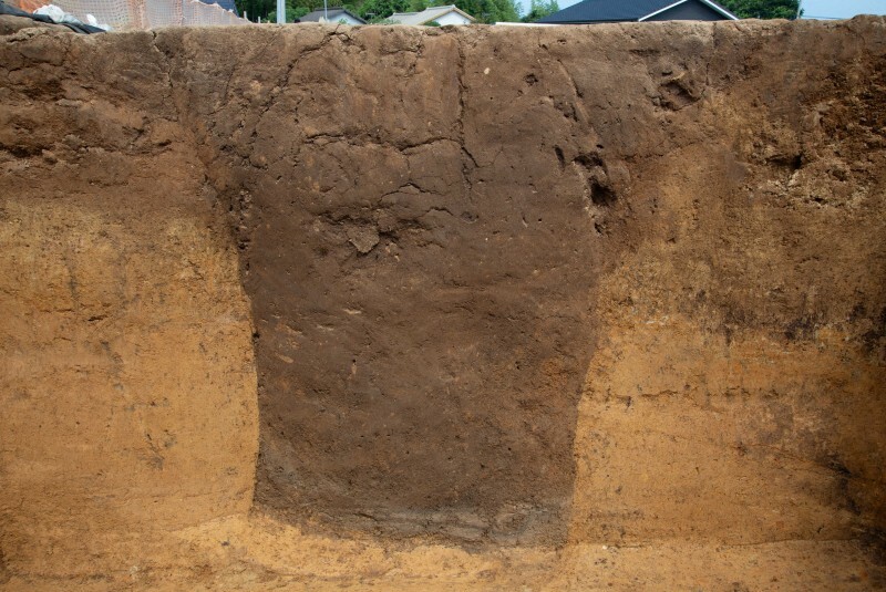 諏訪ノ前遺跡で見つかった約700年前のトイレの遺構＝鹿児島県阿久根市波留で2023年9月5日午前10時半、鹿児島県文化振興財団提供