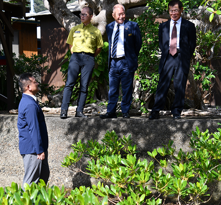 小名瀬地区のマングローブ生育状況を視察する鎌田町長ら（28日、瀬戸内町小名瀬）