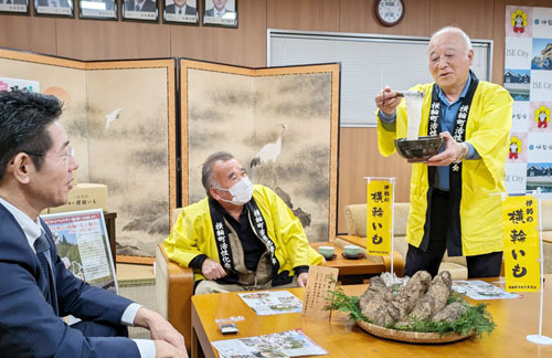 【鈴木市長（左端）に横輪いもの粘りの強さをアピールする生産者ら＝伊勢市役所で】