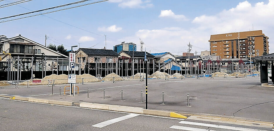 仮設商店街の設置工事が進められる和倉温泉お祭り会館駐車場＝七尾市和倉町