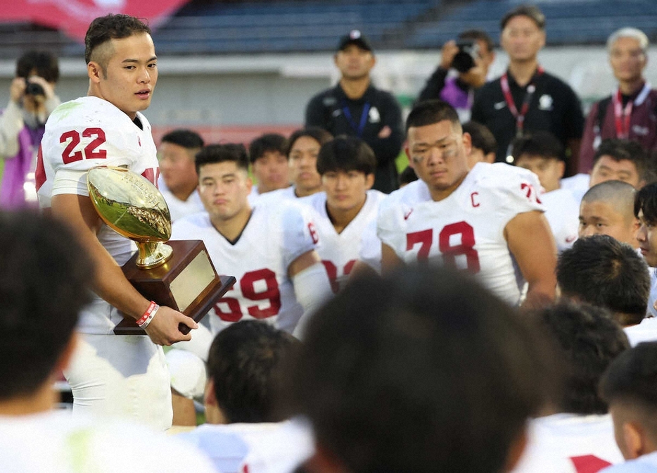 ＜関学大・立命大＞優勝トロフィーを手に、メンバーに言葉をかける立命大RB山嵜（撮影・北條　貴史）