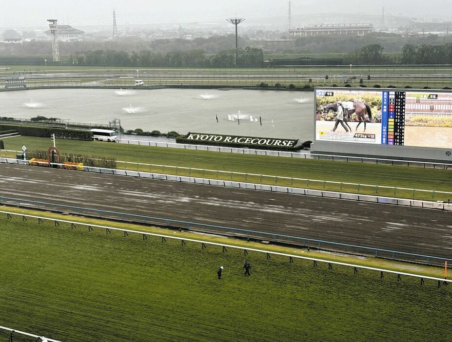 大雨の影響で８Ｒが中止になった京都競馬場