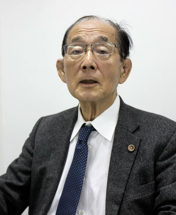 取材に応じる船井電機会長で元環境相の原田義昭氏＝15日午前、東京都中央区