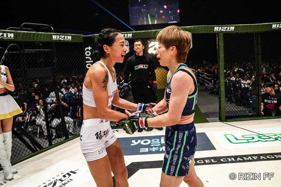 試合後に健闘を称え合うシン・ユリ（左）と浜崎朱加【写真：(C)RIZIN FF】