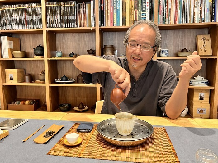 急須から茶海にお茶を移す。このあと、一口サイズの茶杯へ。