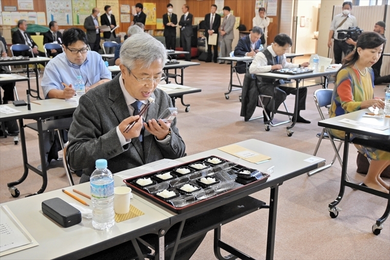 天栄米を審査する米食味鑑定士