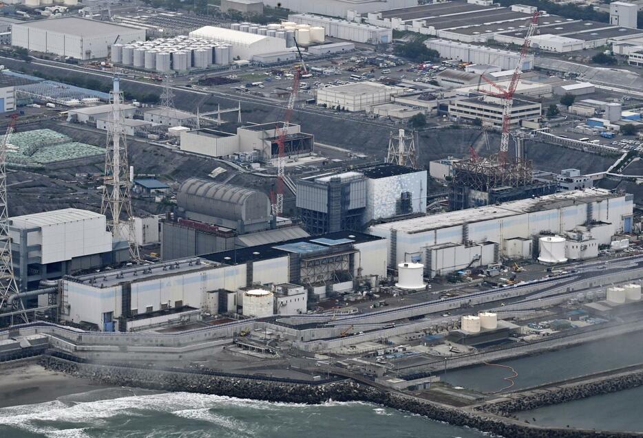 東京電力福島第1原発。同社は7日、2号機で溶融核燃料（デブリ）の試験的な取り出しを完了したと発表した＝8月