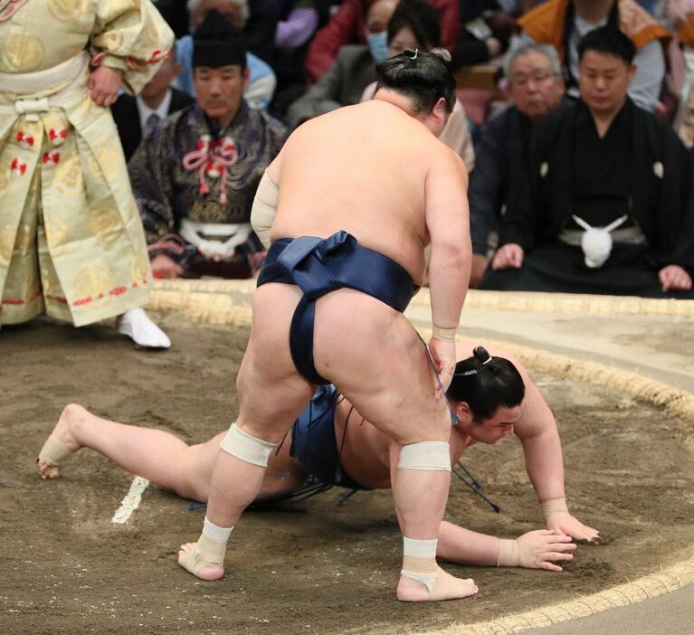 宝富士がはたきこみで阿武剋を下した＝福岡国際センター（撮影・渋井君夫）