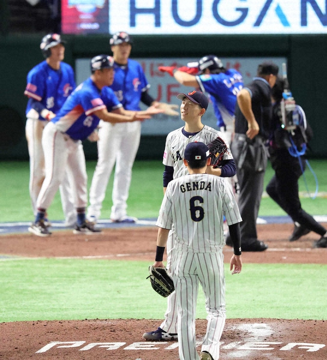 ＜日本・台湾＞5回、陳傑憲の3ランにガックリの戸郷（撮影・光山　貴大）