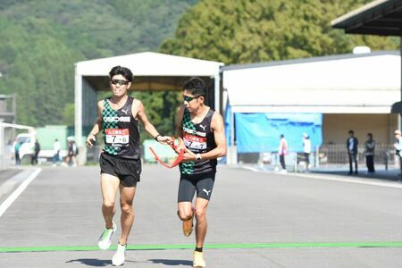 たすきをつなぐひらまつ病院の上村直也（左）と上野裕一郎＝大分県佐伯市