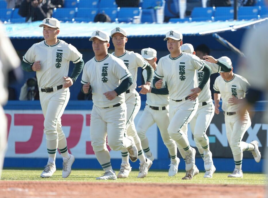 試合に敗れ整列に向かう二松学舎大付ナイン（カメラ・岡野　将大）