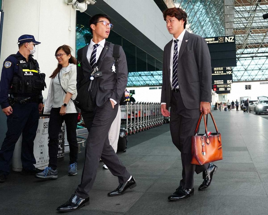 東京行きの便に向かう辰己（左）と紅林（撮影・木村　揚輔）