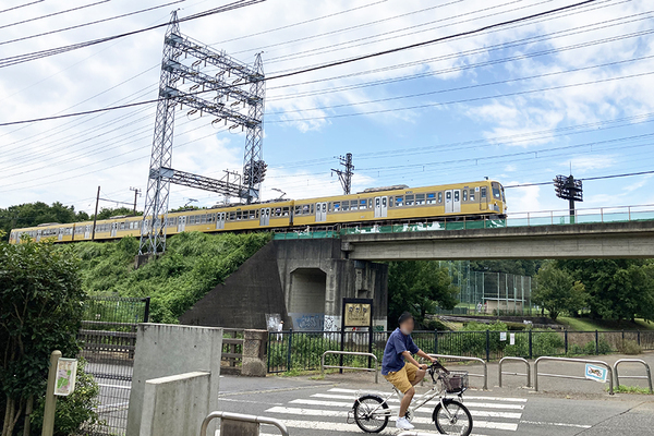 都立野川公園と武蔵野公園の間を横断する西武多摩川線。この線路の奥が府中東小金井線の予定区間（乗りものニュース編集部撮影）。