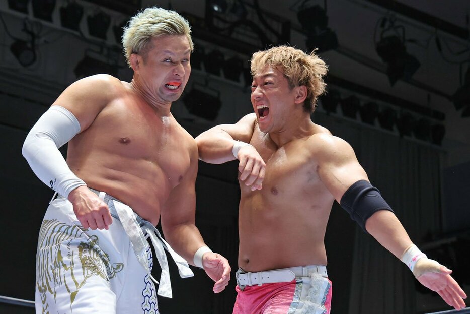 気迫の表情でYOSHI-HASHI(左)にエルボーを打ち込む海野翔太