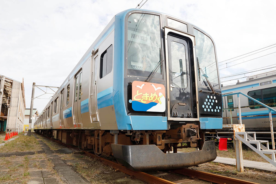 ２日から運行する企画電車「時めくトレイン」＝１日、茅ケ崎市