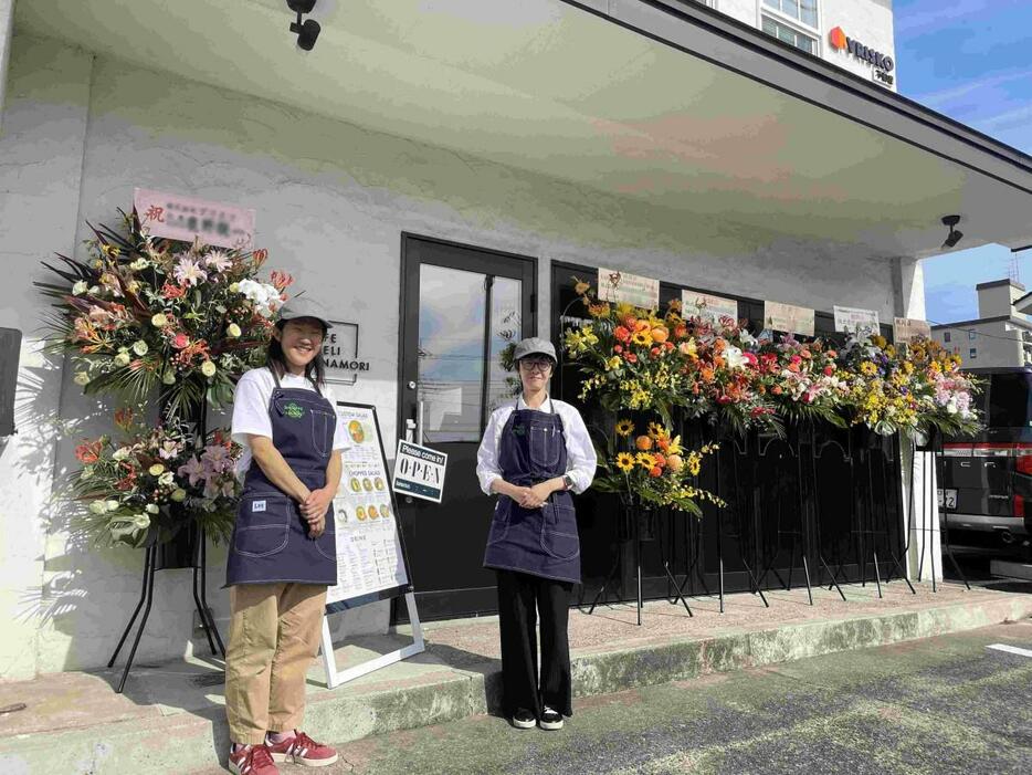 定永知佳店長（右）とスタッフ篠原さん