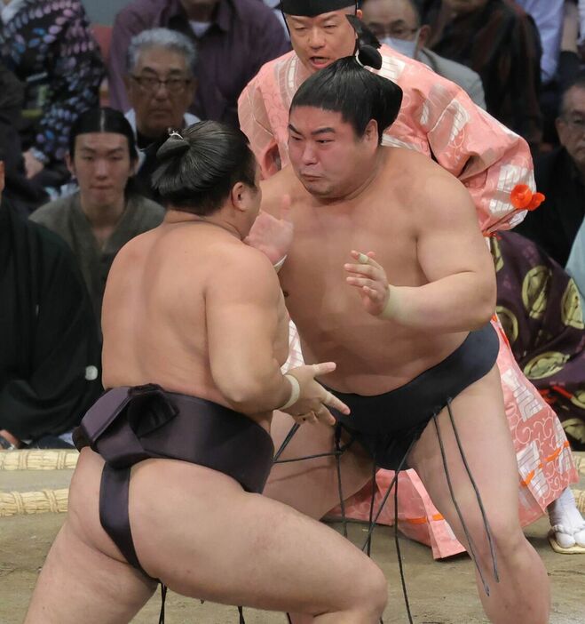 霧島・若元春　霧島を攻める若元春（右）（カメラ・池内　雅彦）